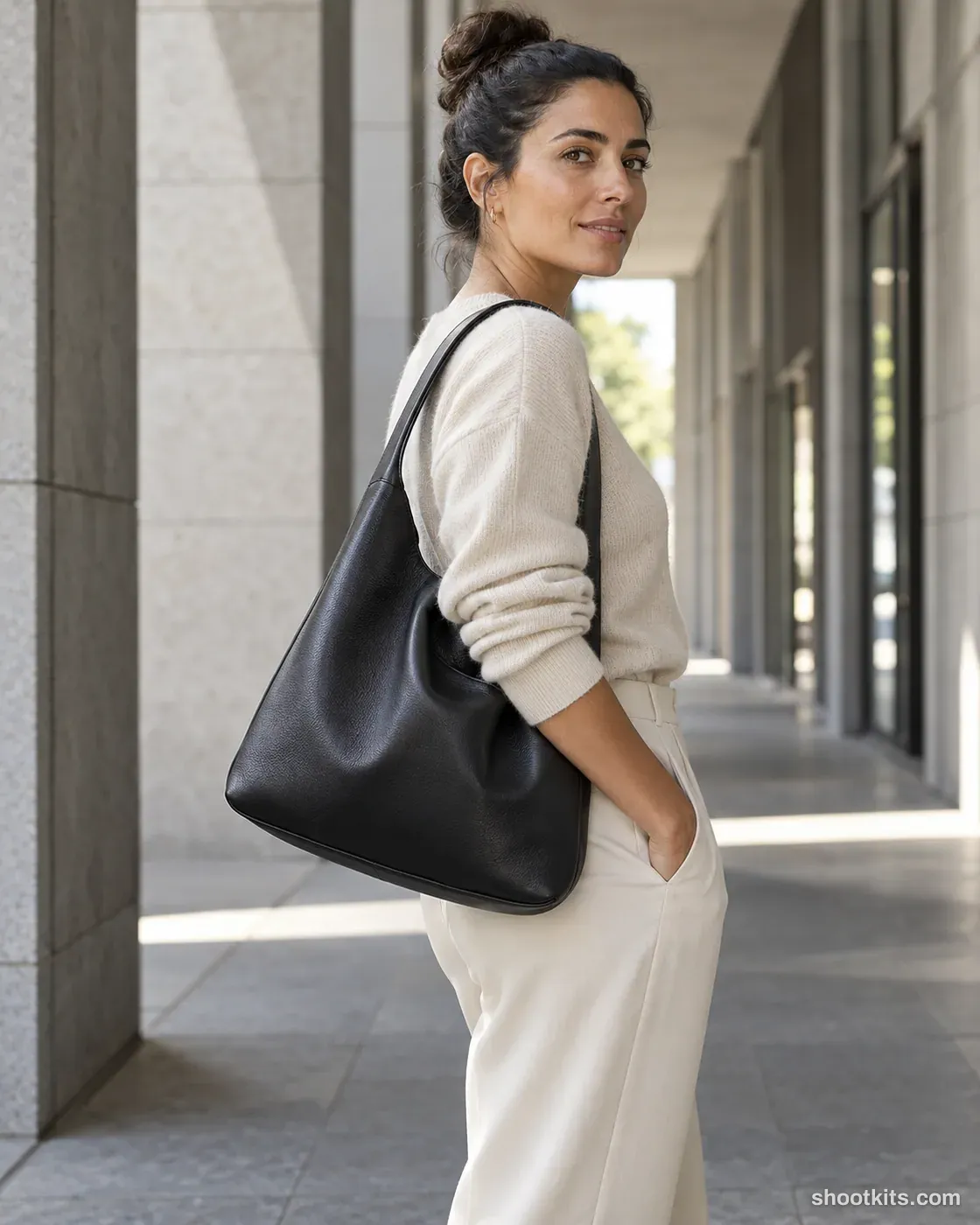 Shoulder profile: bag photo made with ChatGPT. Modern architectural passage.